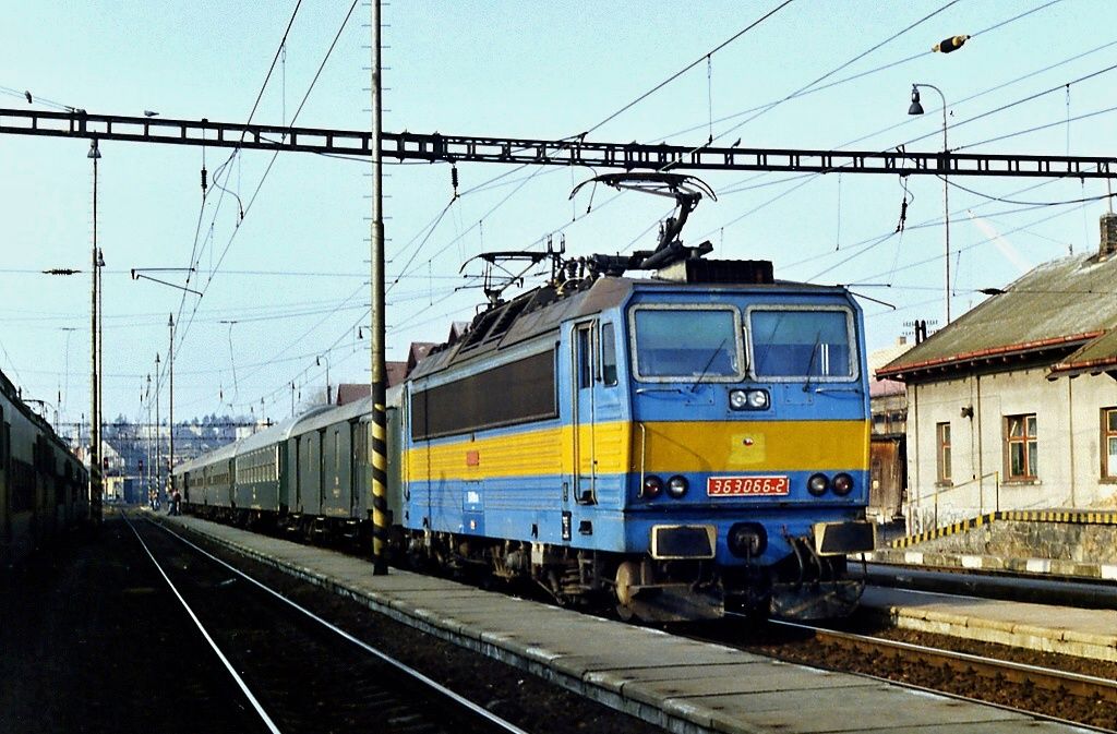 363 066-2