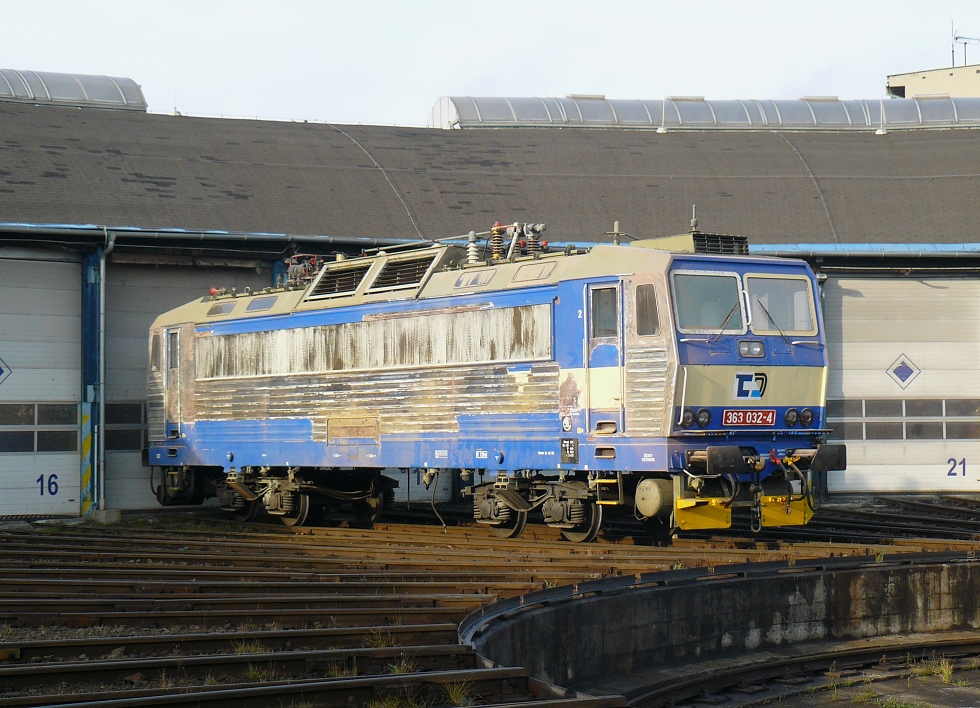 363 032-4