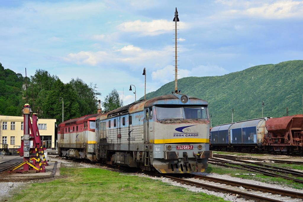752 049-7