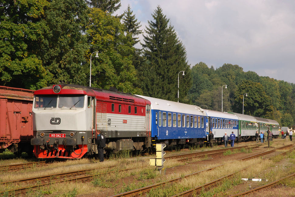 749 042-8