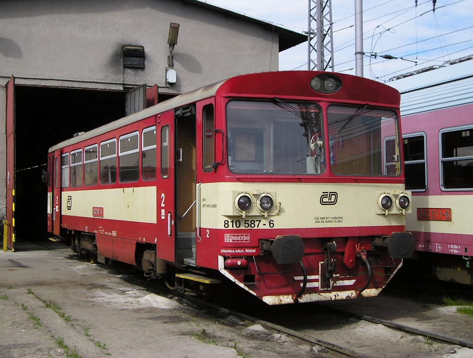 810 587-6