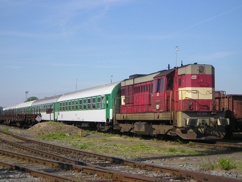 742 076-3