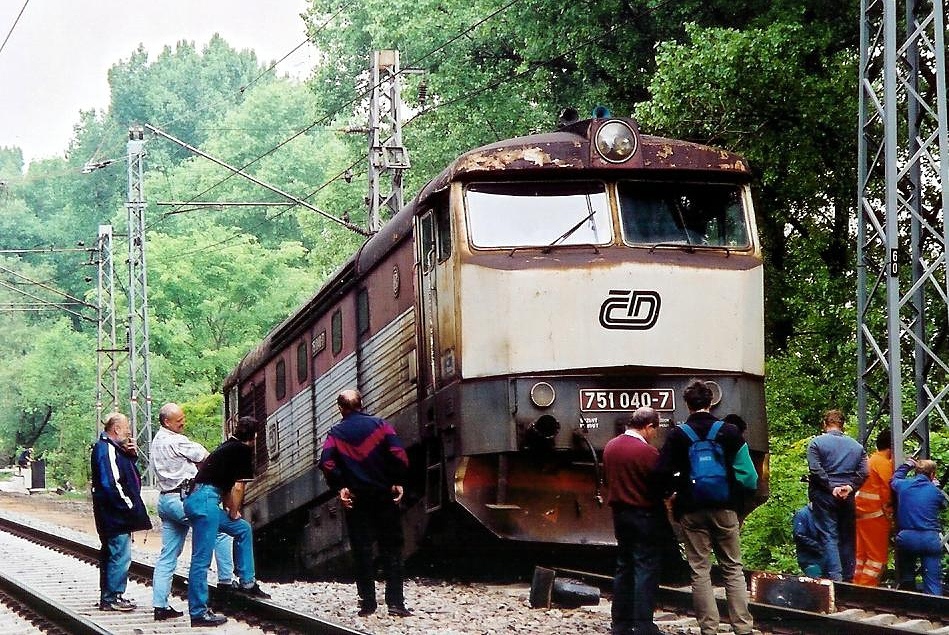 751 040-7