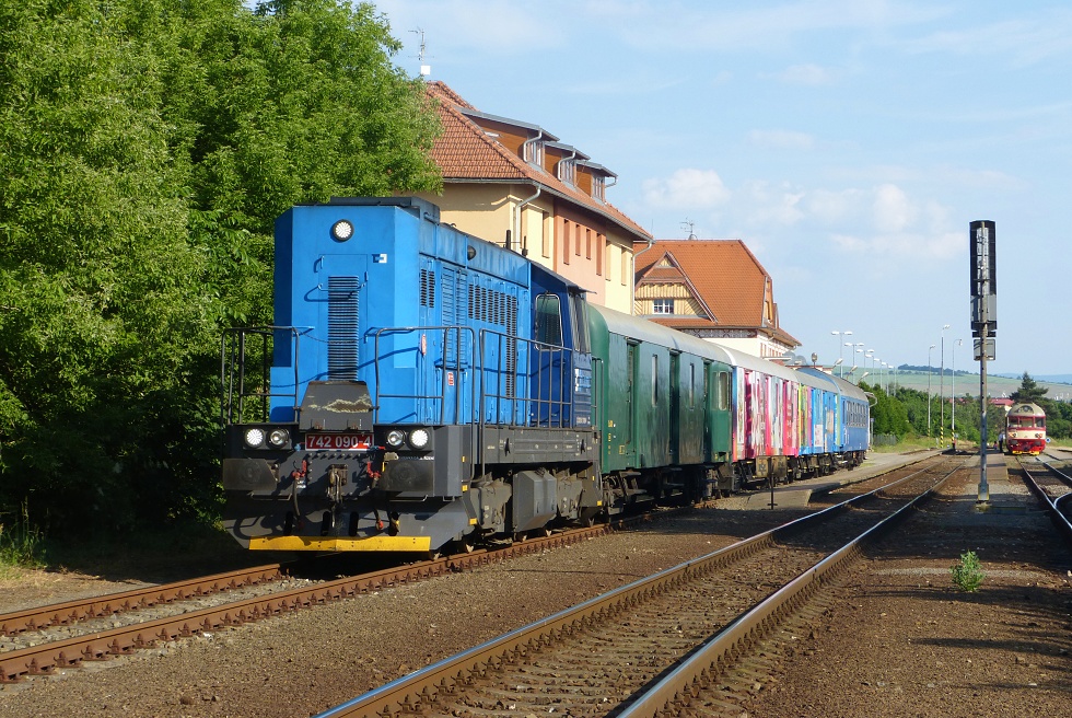 742 090-4
