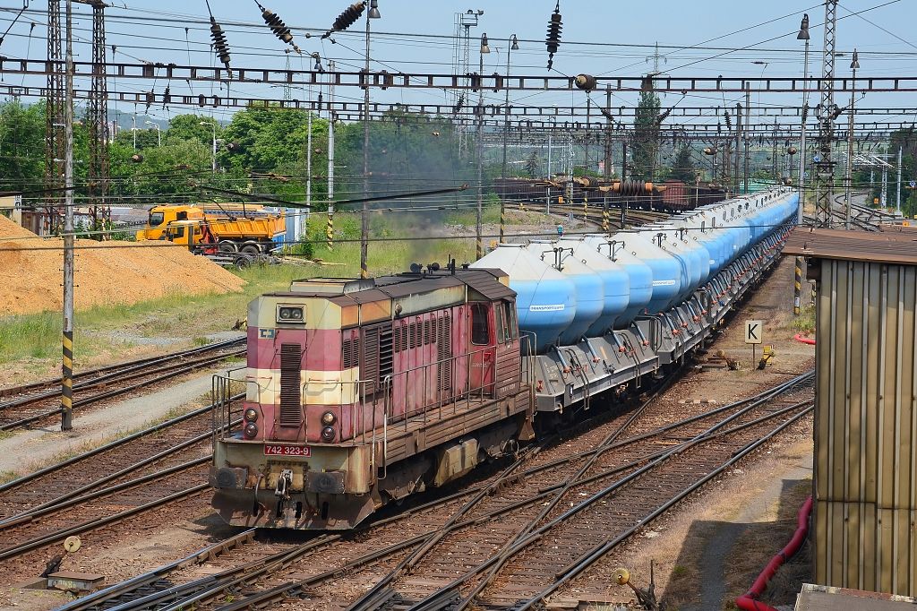 742 323-9