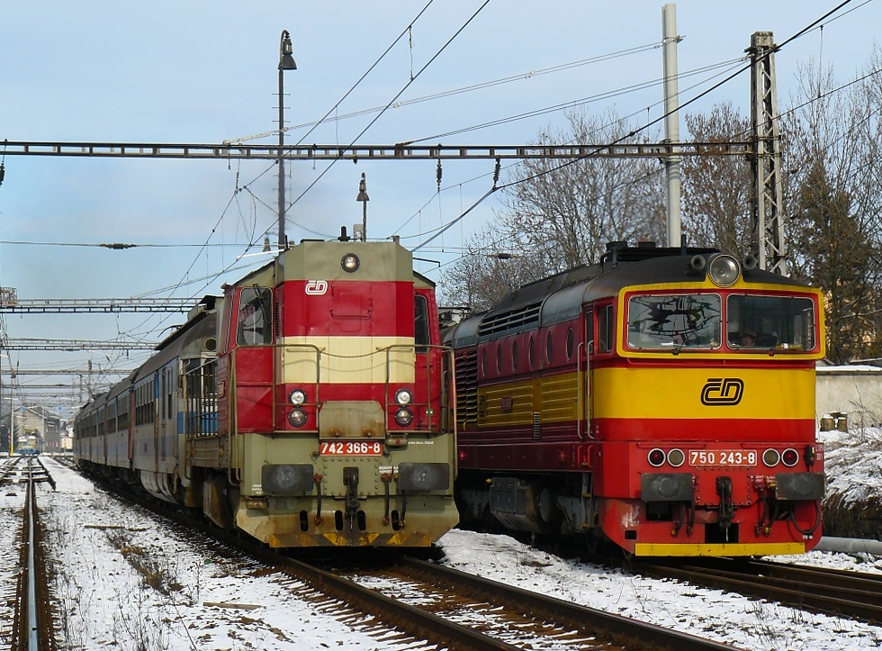 742 366-8