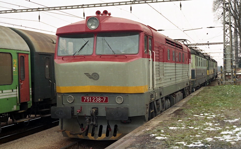 751 238-7
