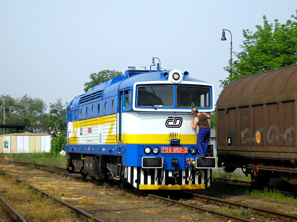 754 057-8