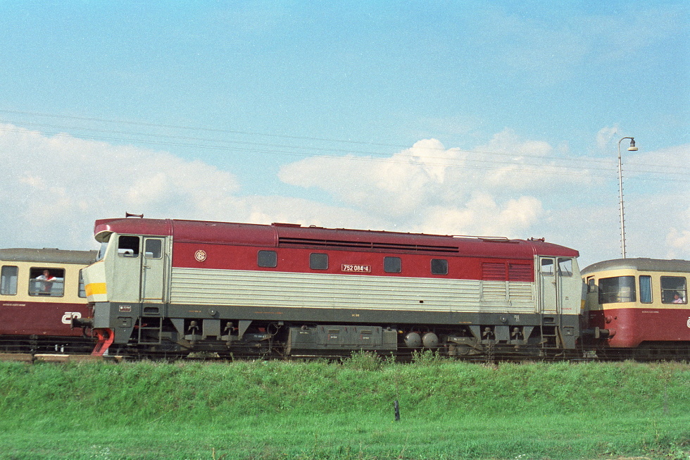 752 084-4