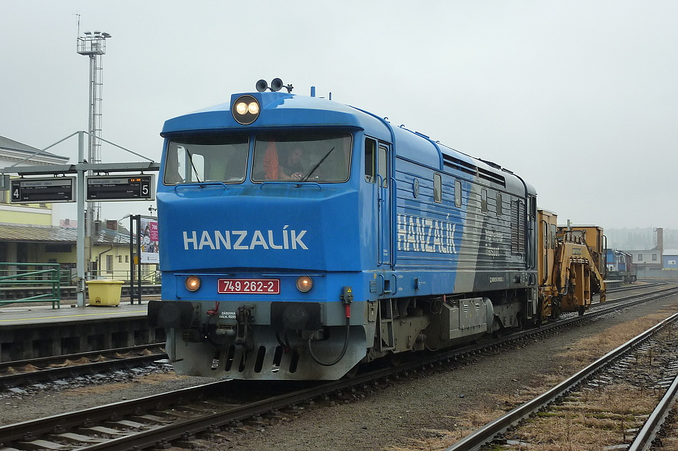 749 262-2