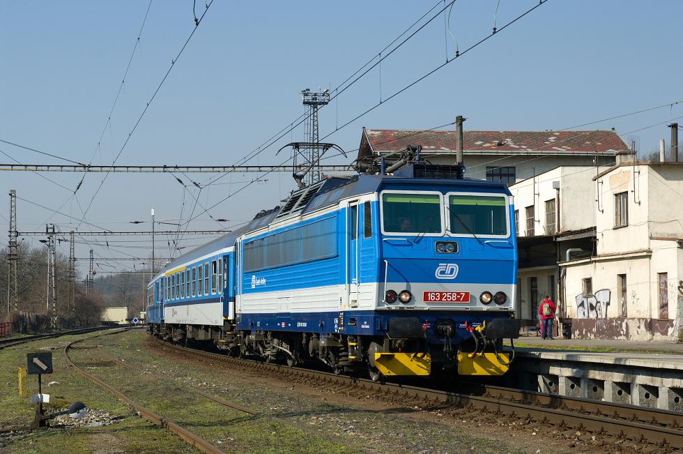 163 258-7