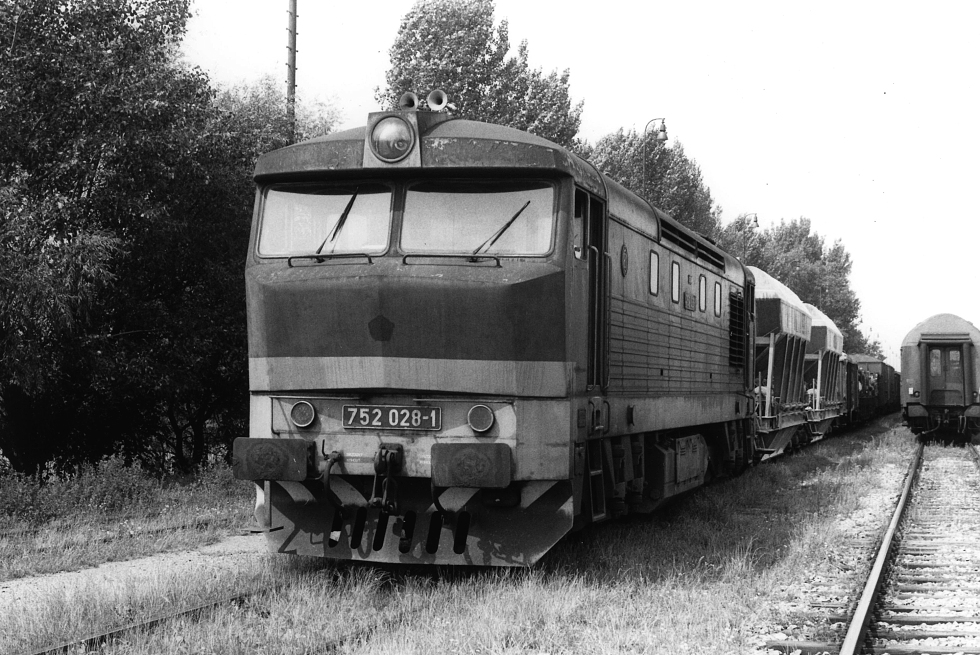 752 028-1