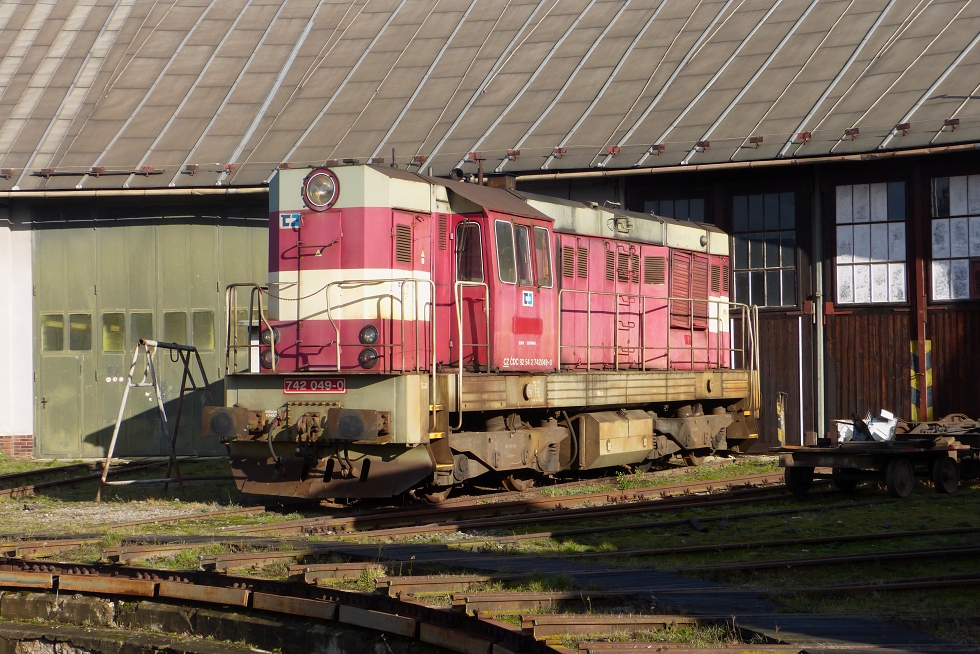 742 049-0