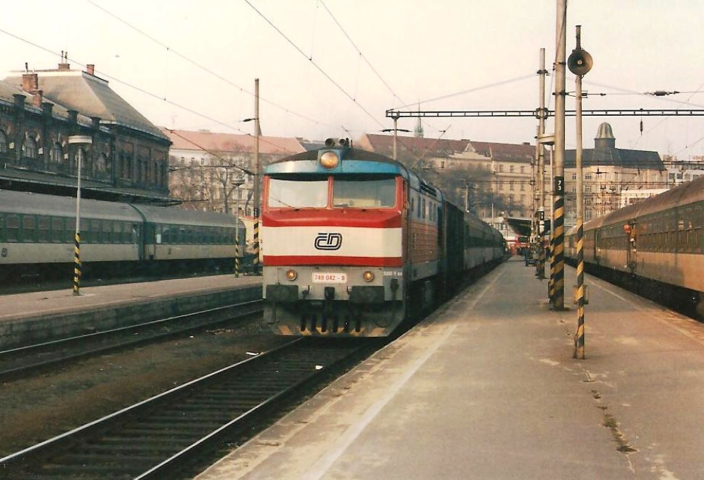 749 042-8
