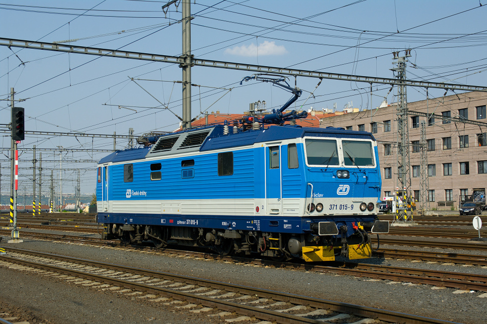 371 015-9