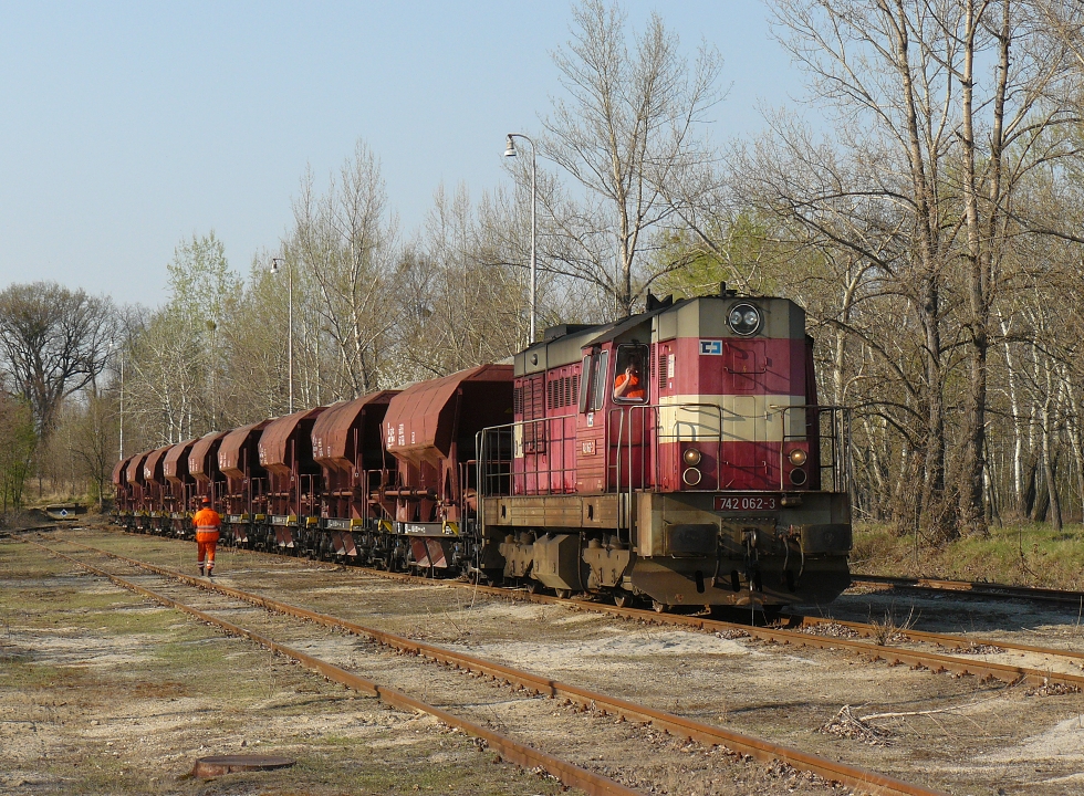 742 062-3