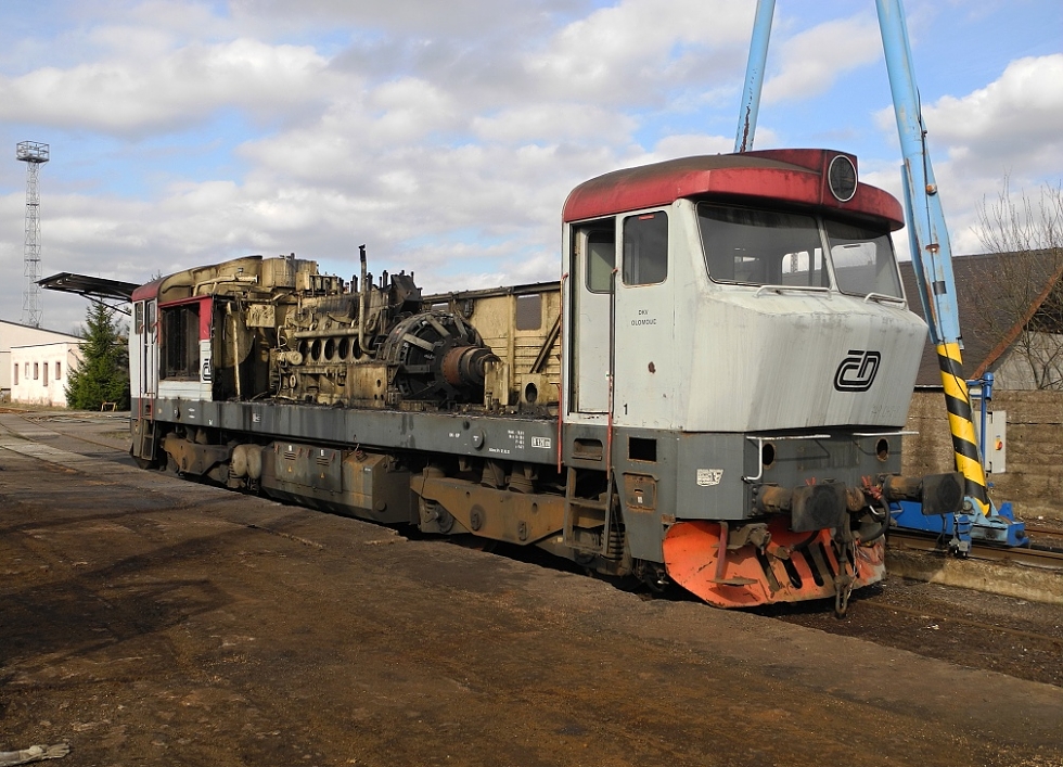 749 042-8