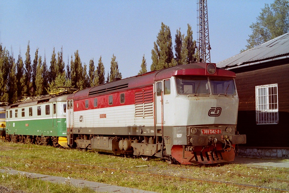749 042-8