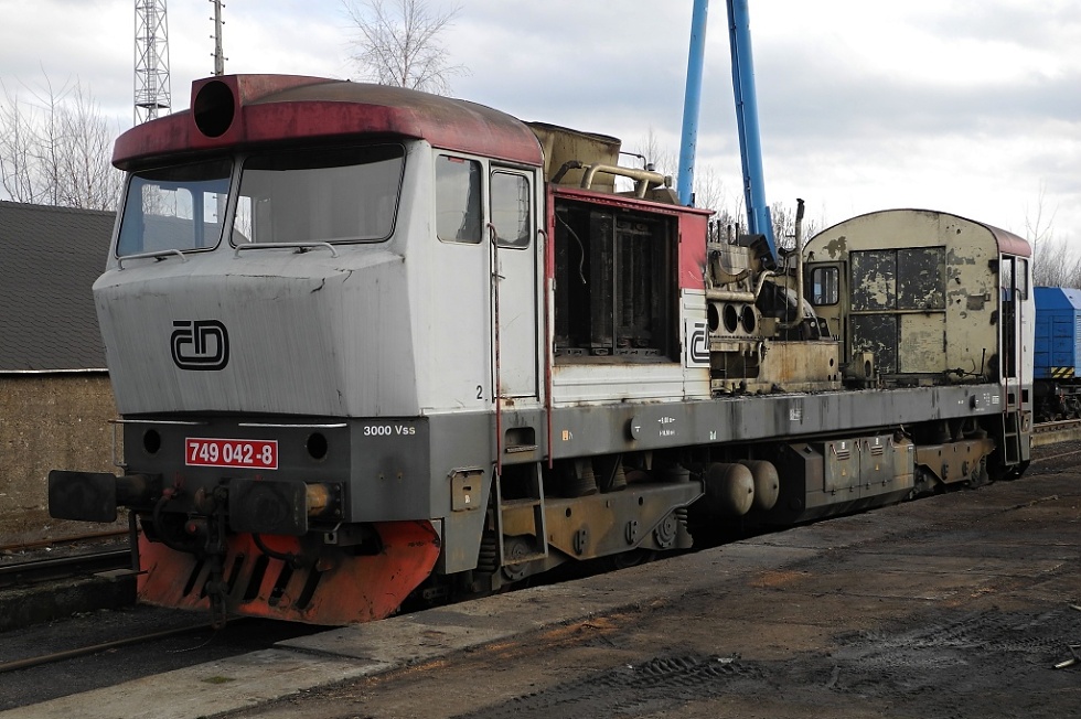 749 042-8