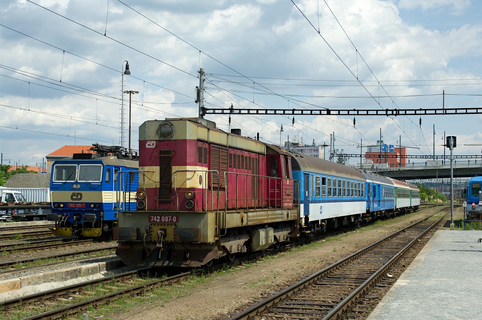 742 087-0