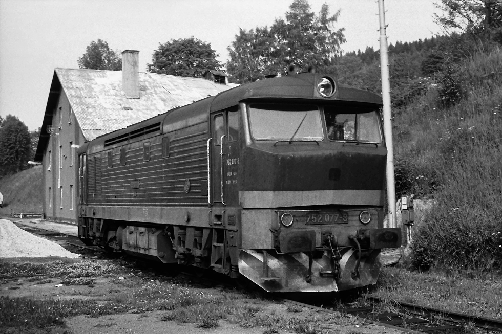 752 077-8