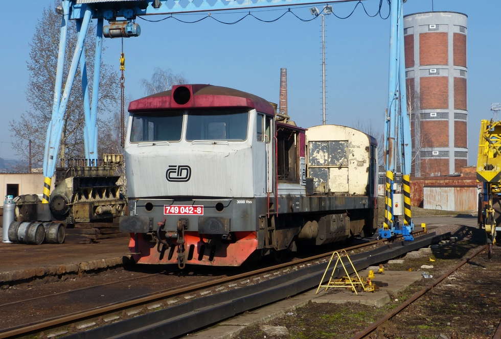749 042-8