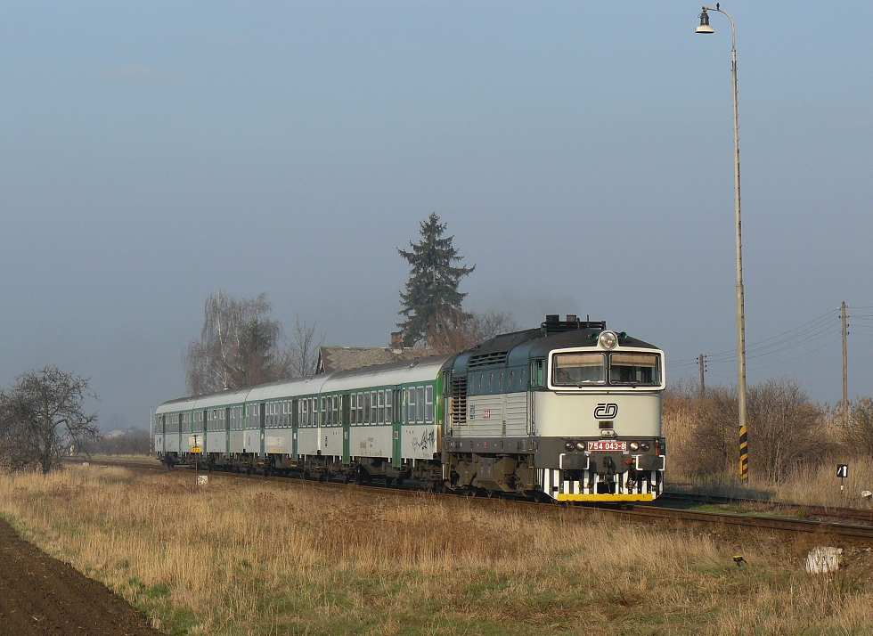 754 043-8