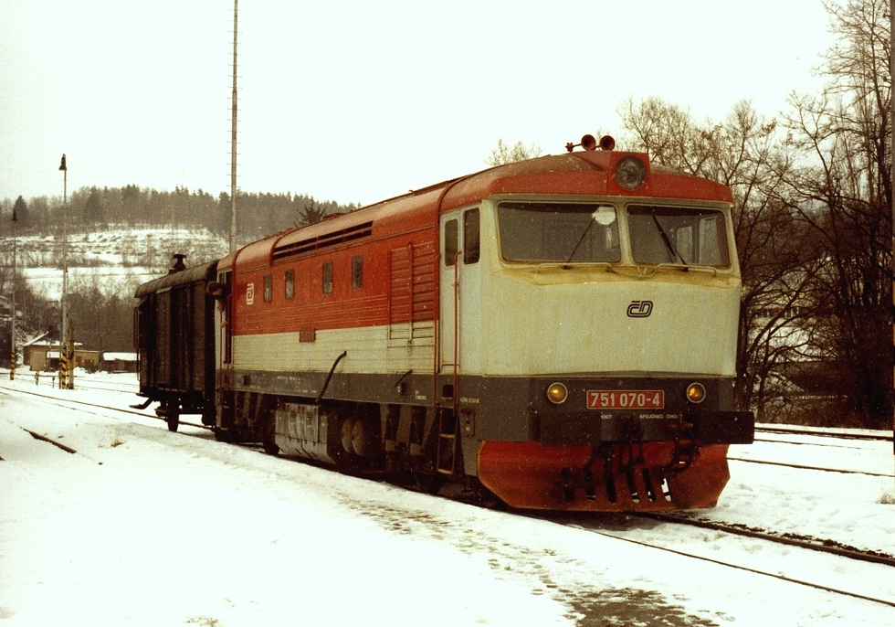 751 070-4