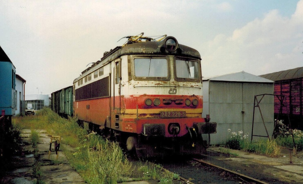 242 228-5