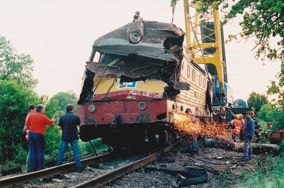 751 092-8