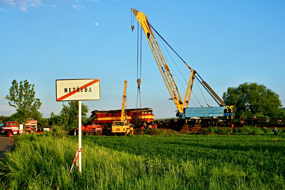 751 092-8