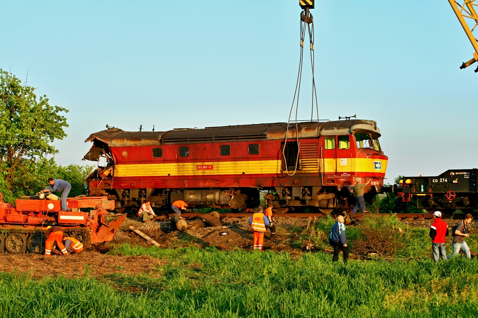 751 092-8