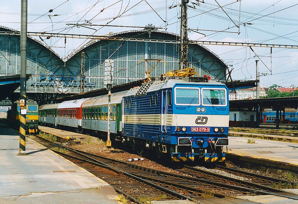 363 079-5