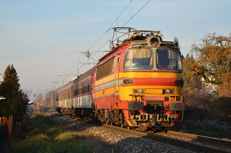 240 089-3