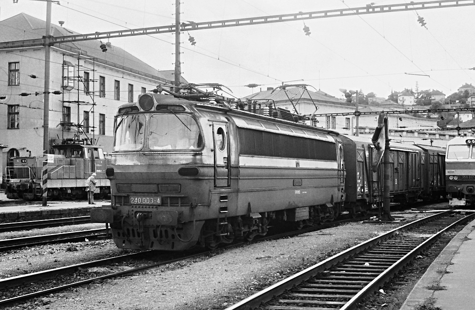 240 003-4