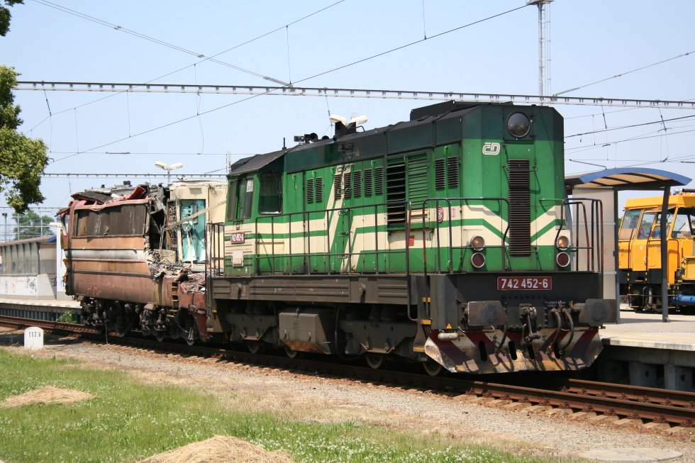 742 452-6