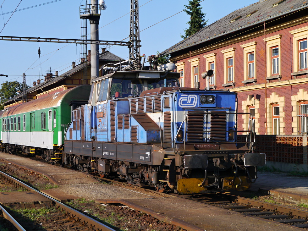 210 052-7