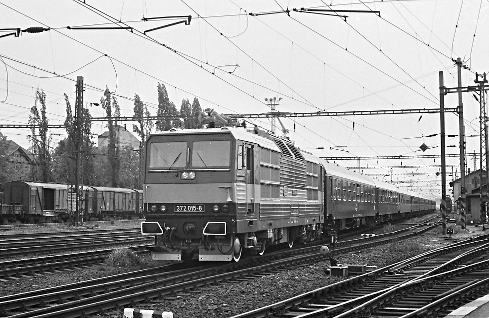 372 015-8