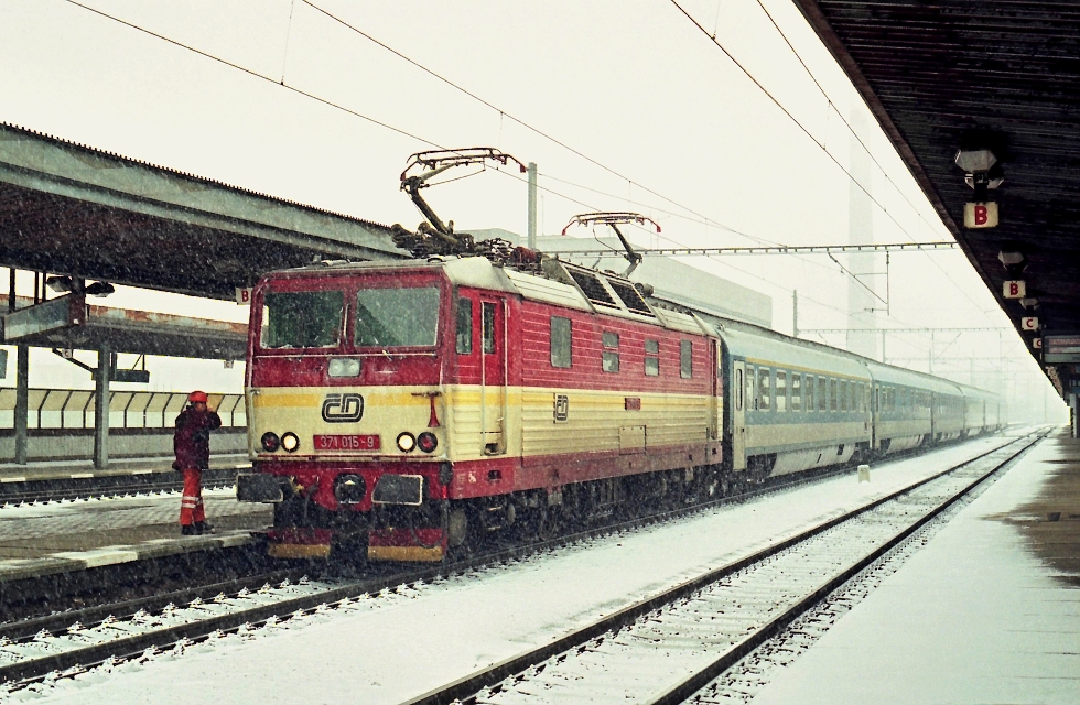 371 015-9