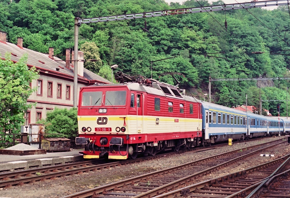 371 015-9