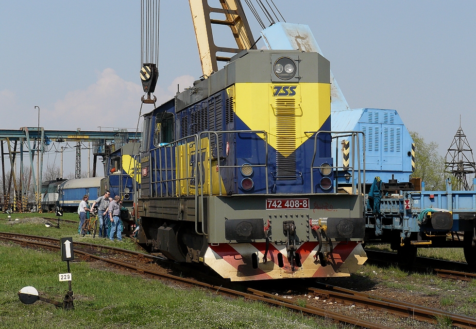 742 408-8