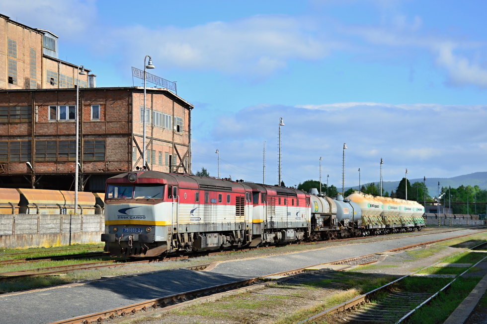 751 033-2