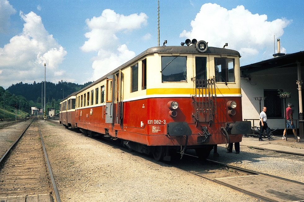 831 082-3