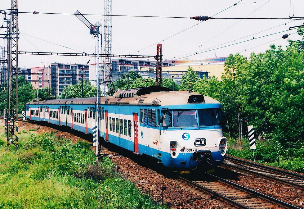 451 069-9