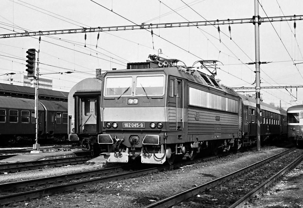 162 045-9
