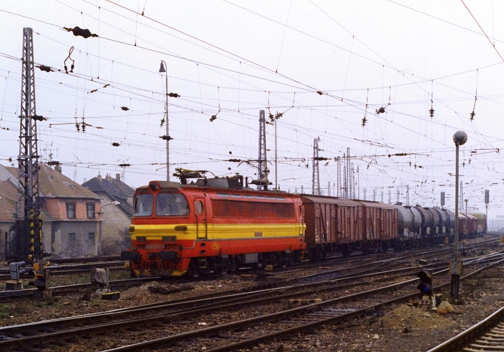 240 093-5