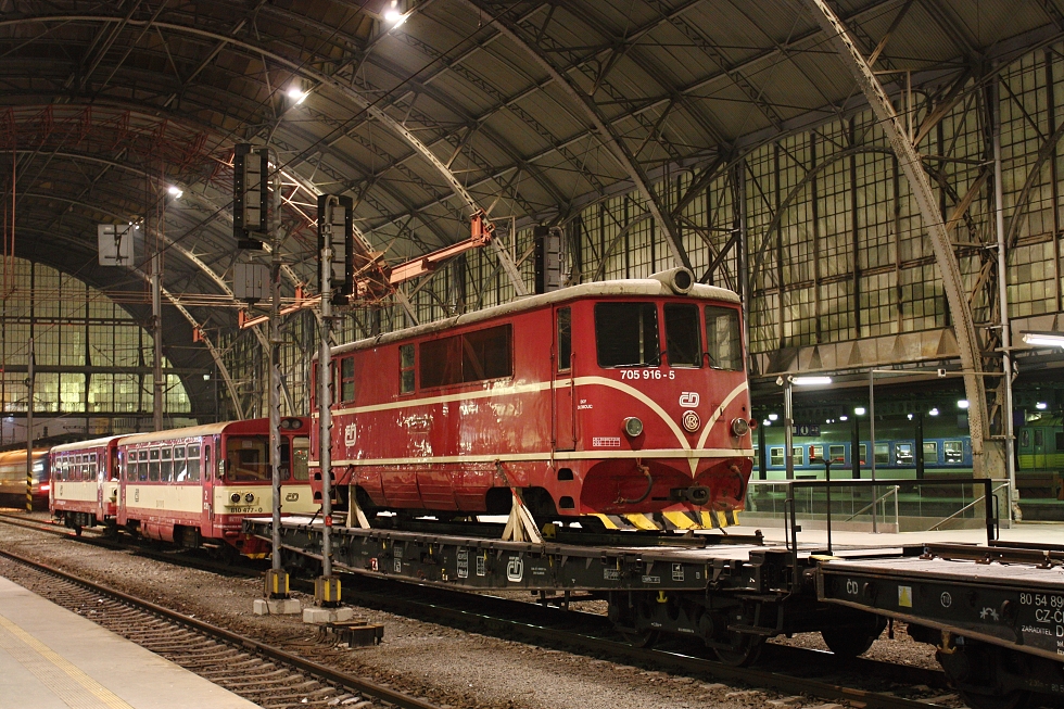 705 916