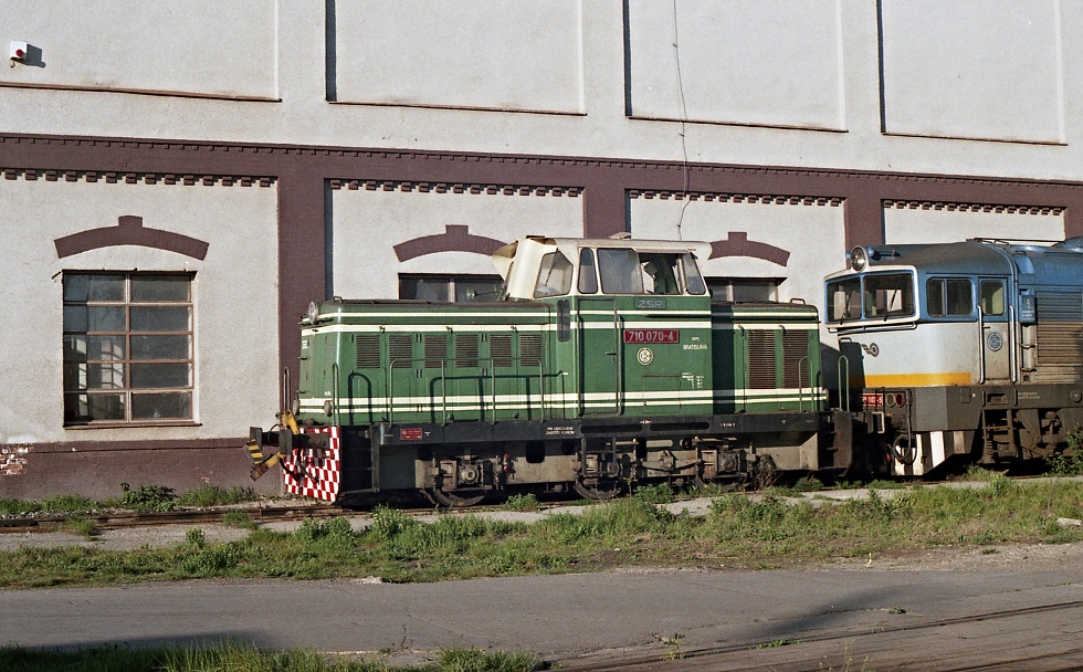710 070-4