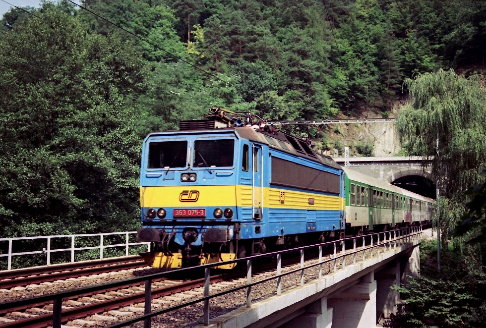 363 075-3