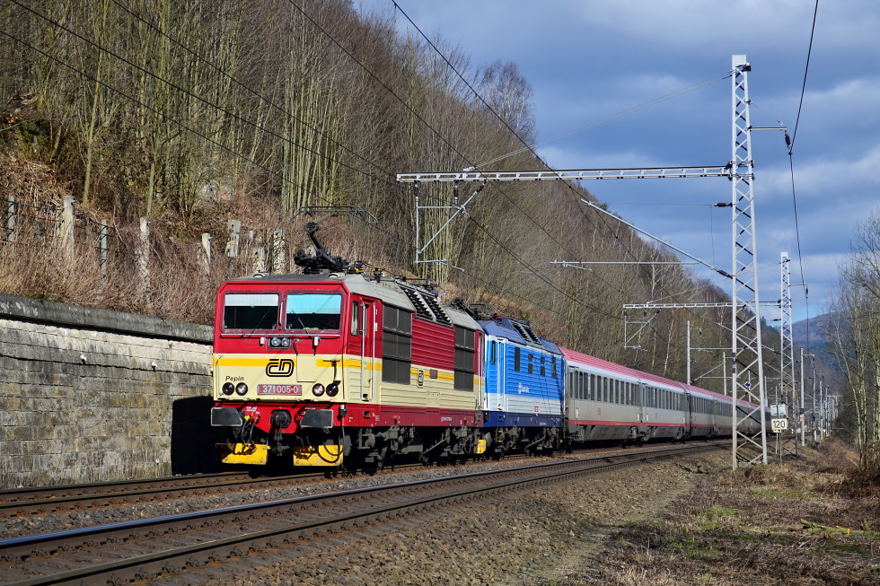 371 005-0